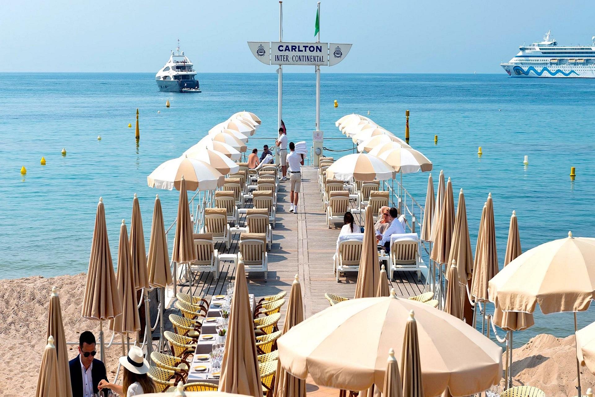 Carlton-Cannes-French-Riviera-cote-dazur-Croisette-ponton-plage