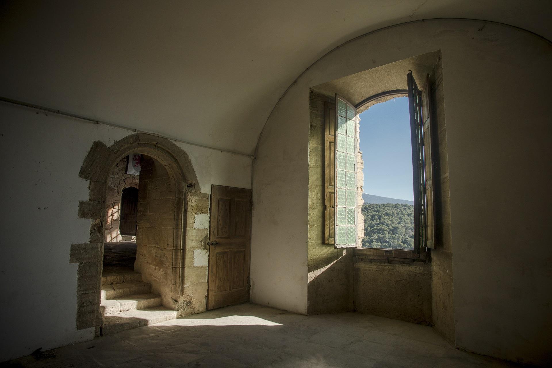 Chateau-du-barroux-distillerie-mont-ventoux-vaucluse-magique-provence-seminaires-de-caractere