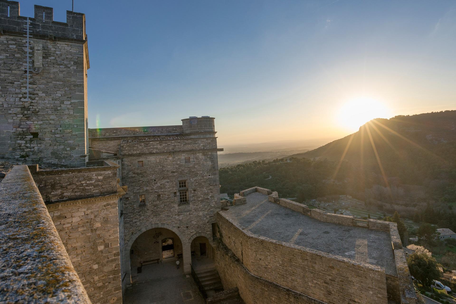 Chateau-du-barroux-distillerie-mont-ventoux-vaucluse-provence-coucher-soleil-seminaires-de-caractere