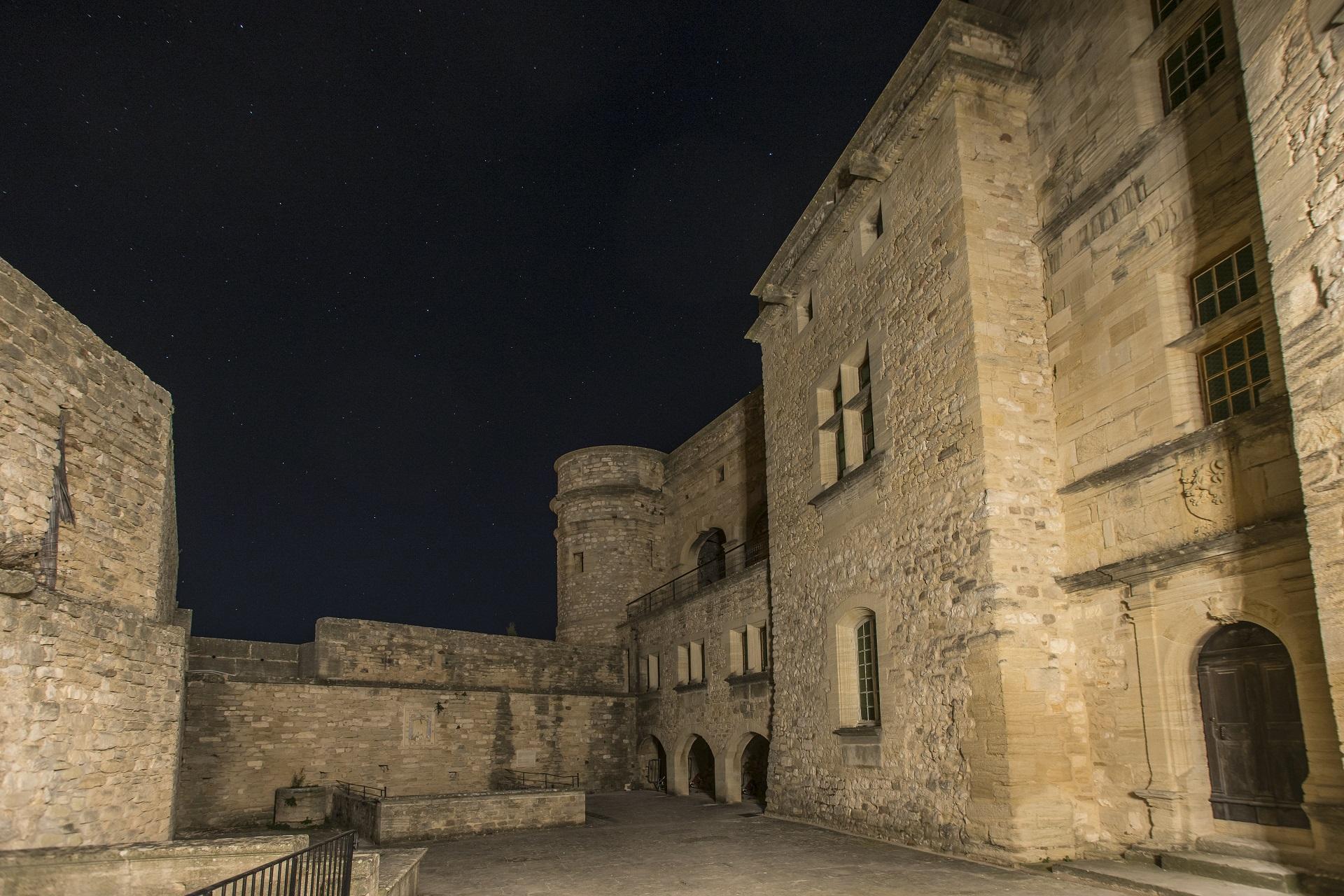 Chateau-du-barroux-distillerie-mont-ventoux-vaucluse-provence-son-et-lumiere-seminaires-de-caractere