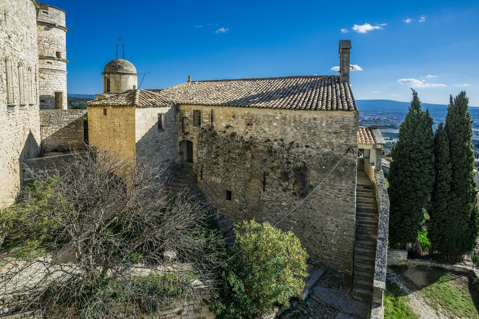 Chateau-du-barroux-distillerie-mont-ventoux-vaucluse-provence-vue-seminaires-de-caractere