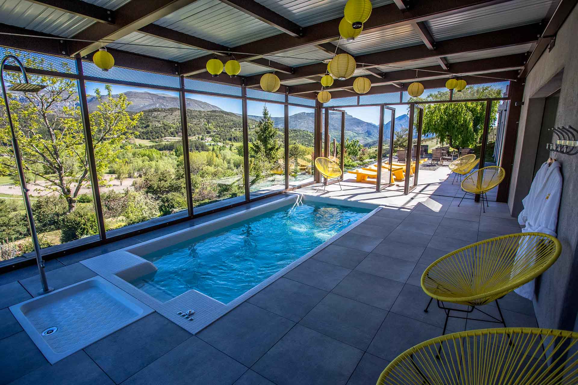 Hotel-et-Spa-des-Gorges-du-Verdon-La-Palud-piscine-interieure