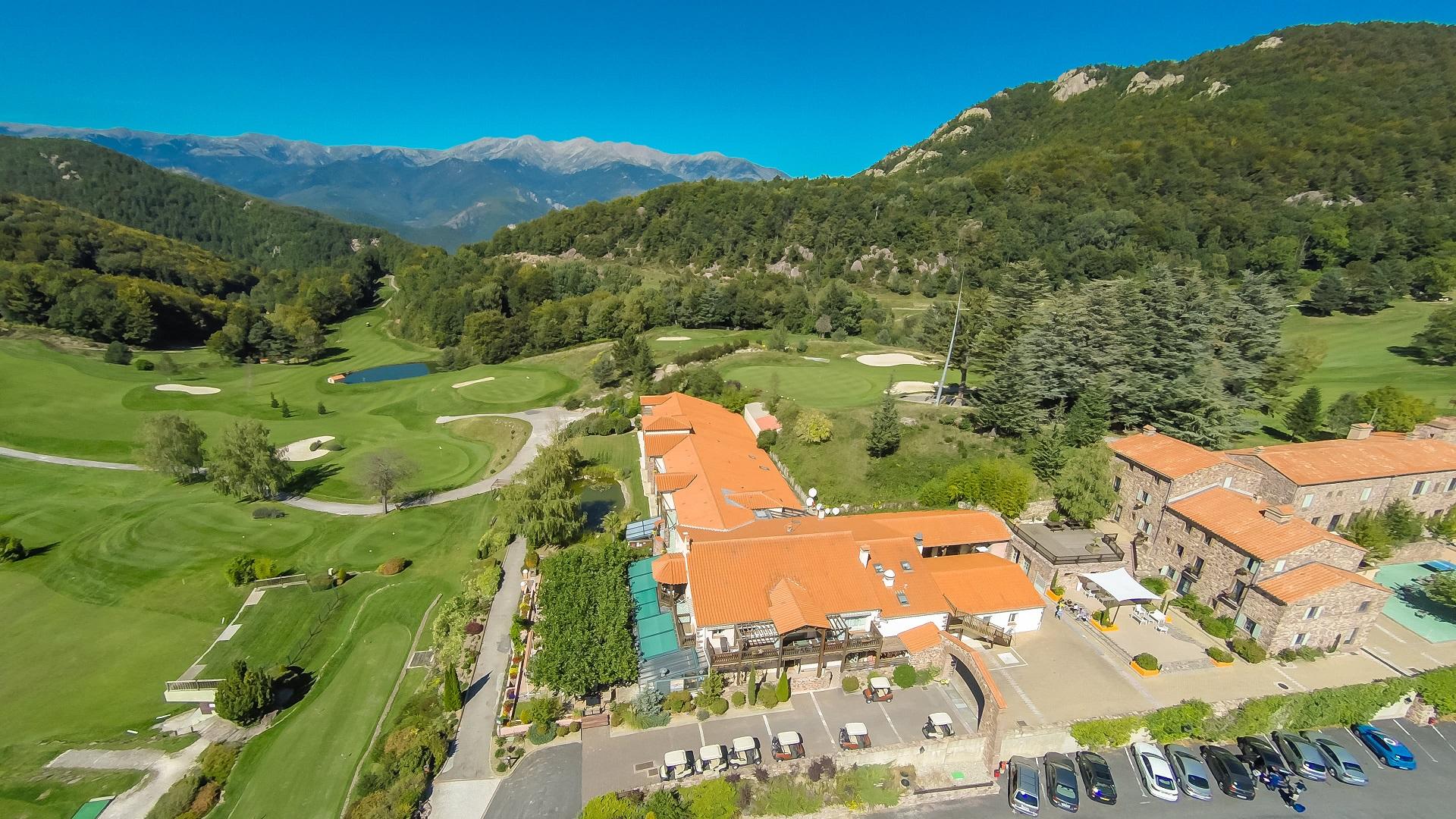 Le-Domaine-de-Falgos-Golf-Spa-occitanie-vue-seminaires-de-caractere