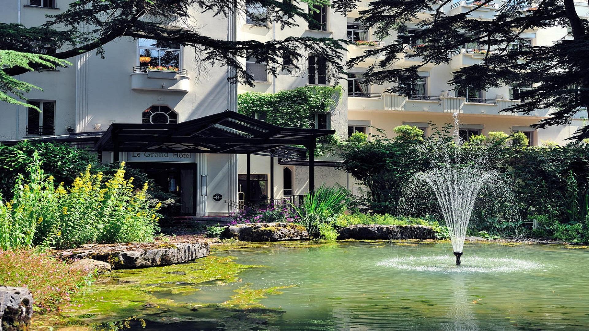 Le-Grand-Hotel-Domaine-De-Divonne-Entree-de-lhotel