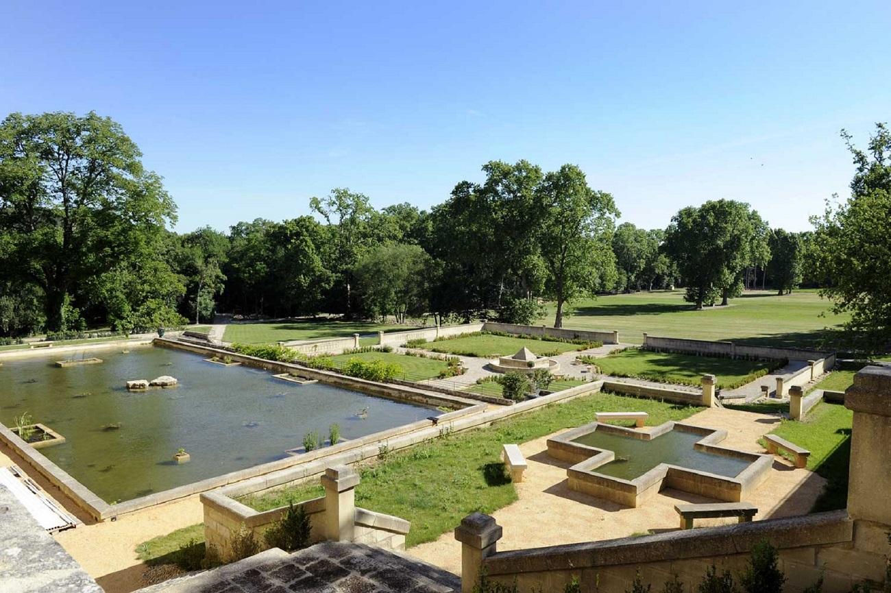 chateau-de-pondres-exterieur-vue-sommieres-jardin-fontaines-seminaires-de-caractere