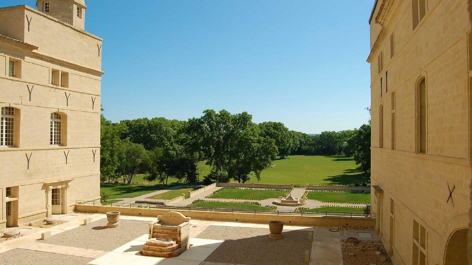 chateau-de-pondres-exterieur-vue-sommieres-jardin-seminaires-de-caractere