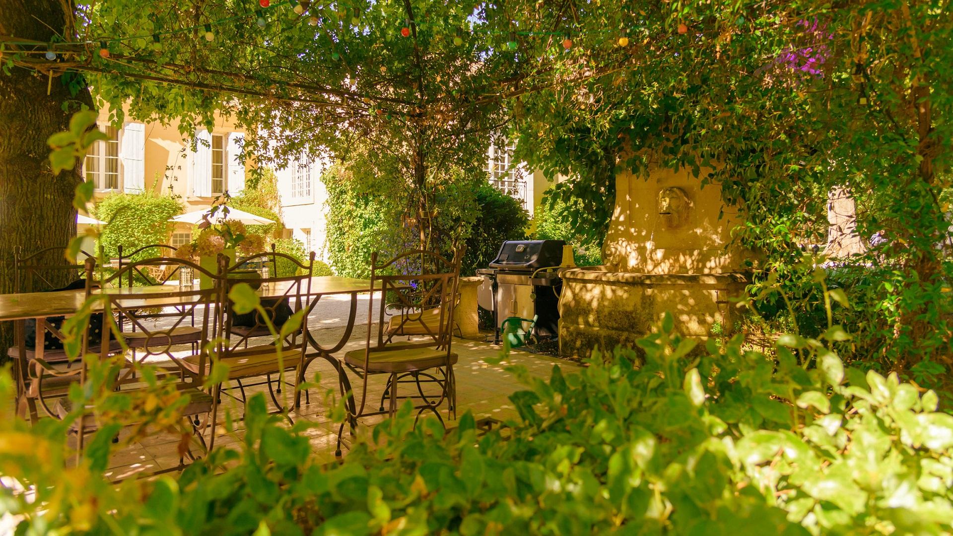 chateau-des-barrenques-orange-avignon-sud-france-vaucluse-provence-patio-barbecue-seminaires-de-caractere
