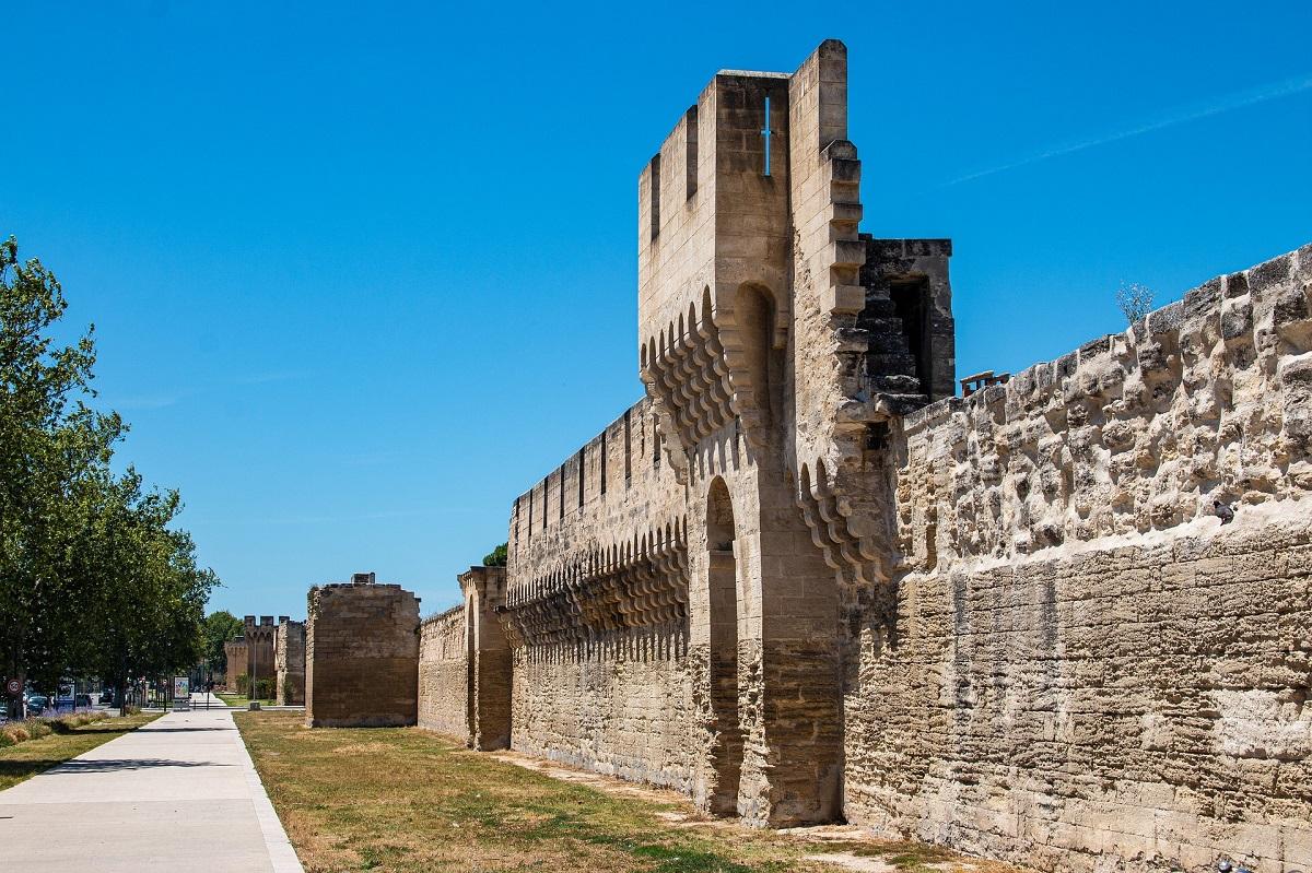 cloitre-saint-louis-avignon-provence-sud-france-remparts-seminaires-de-caractere