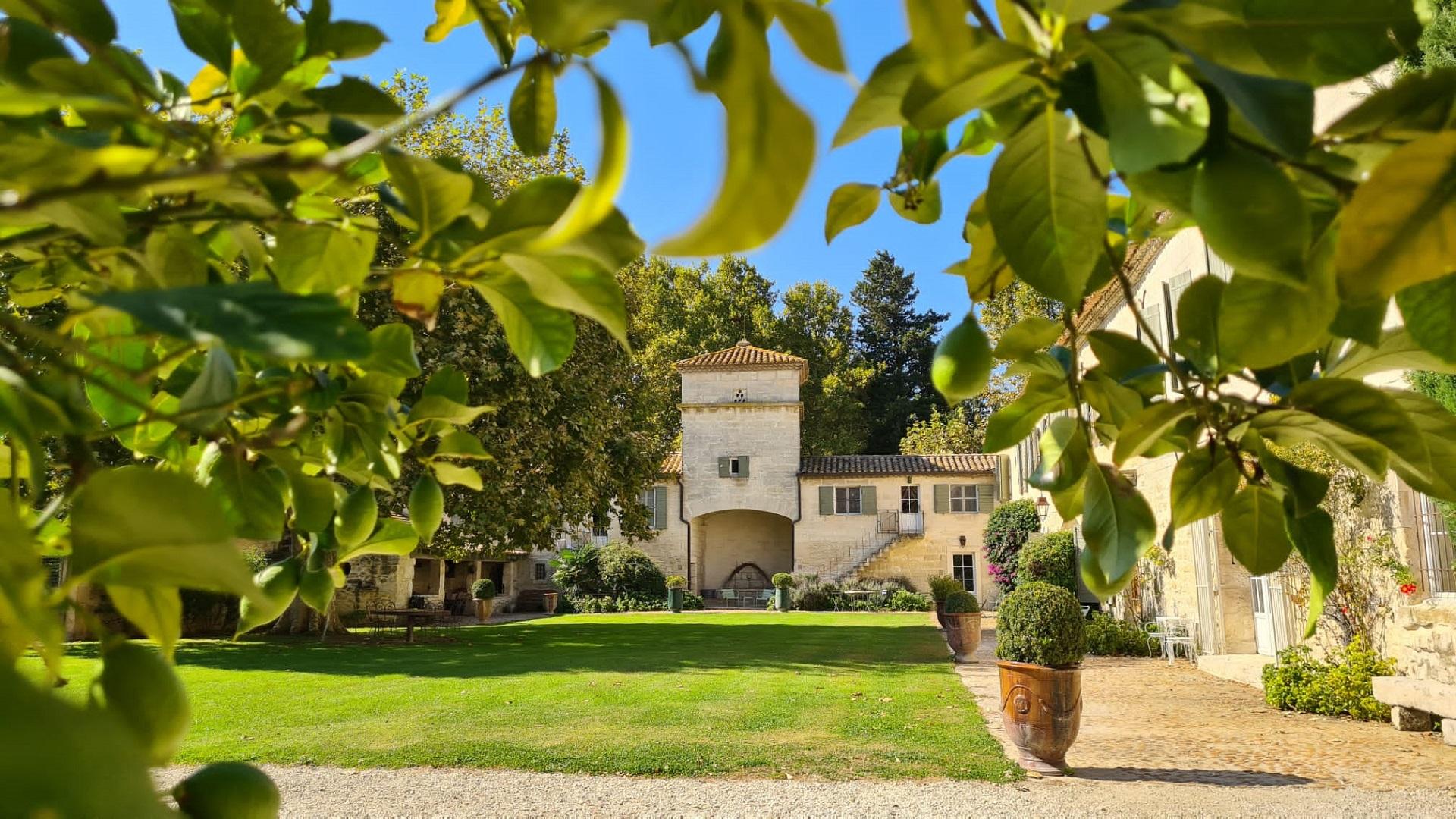 domaine-des-clos mas-provencal-avignon-alpilles-provence-cour-interieur-seminaires-de-caractere