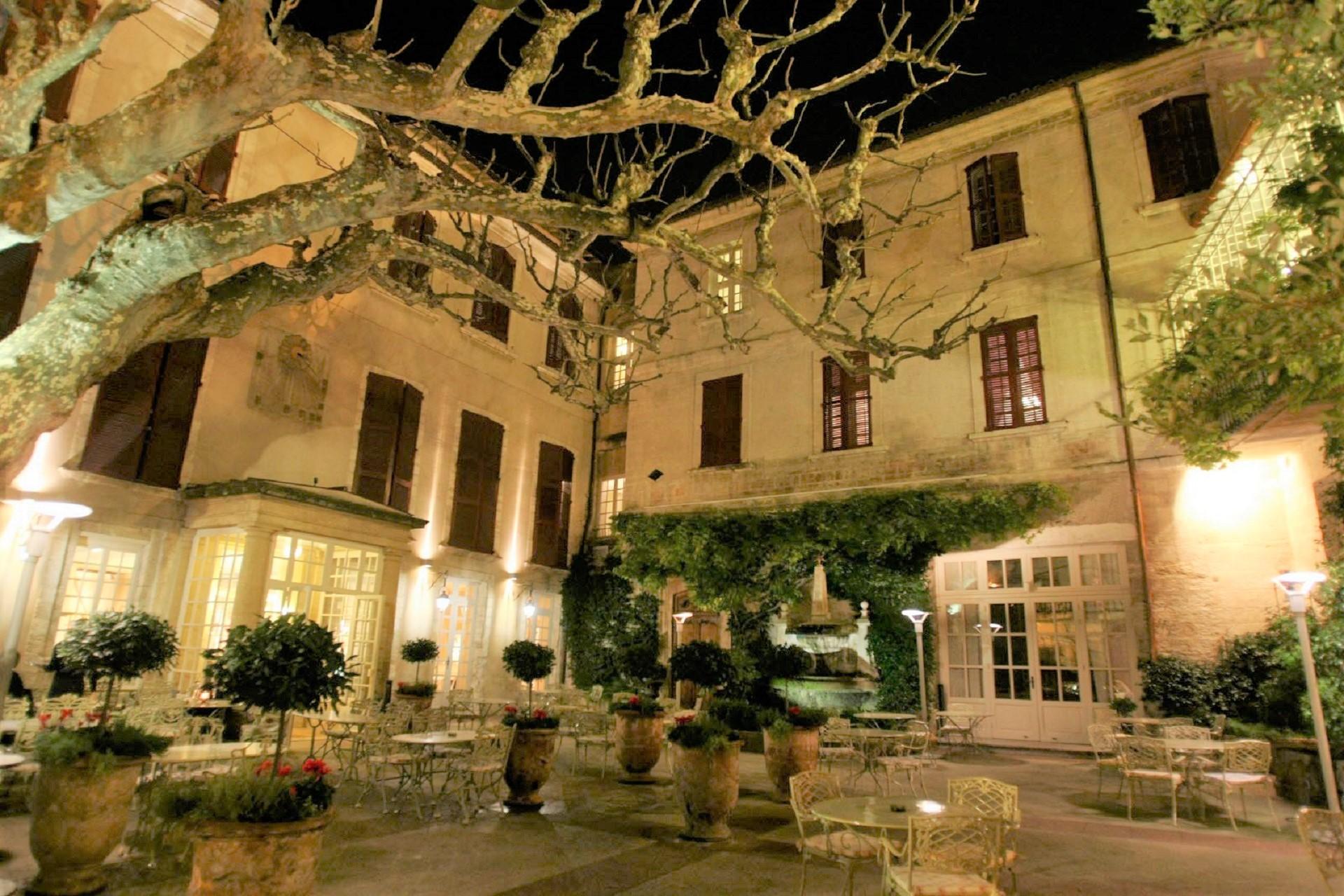 hotel-europe-avignon-provence-luberon-sud-cour-de-nuit-seminaires-de-caractere