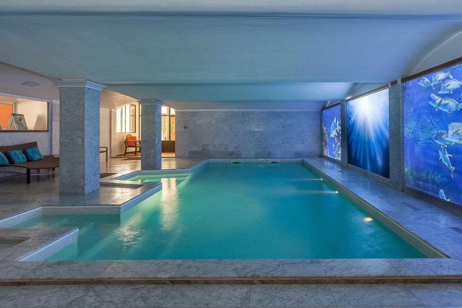 hotel-roi-theodore-et-spa-porto-vecchio-seminaires-de-caractere-piscine-intérieure