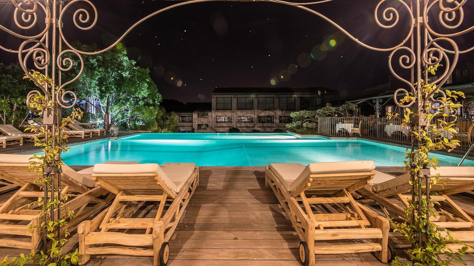 hotel-roi-theodore-et-spa-porto-vecchio-seminaires-de-caractere-piscine-nuit