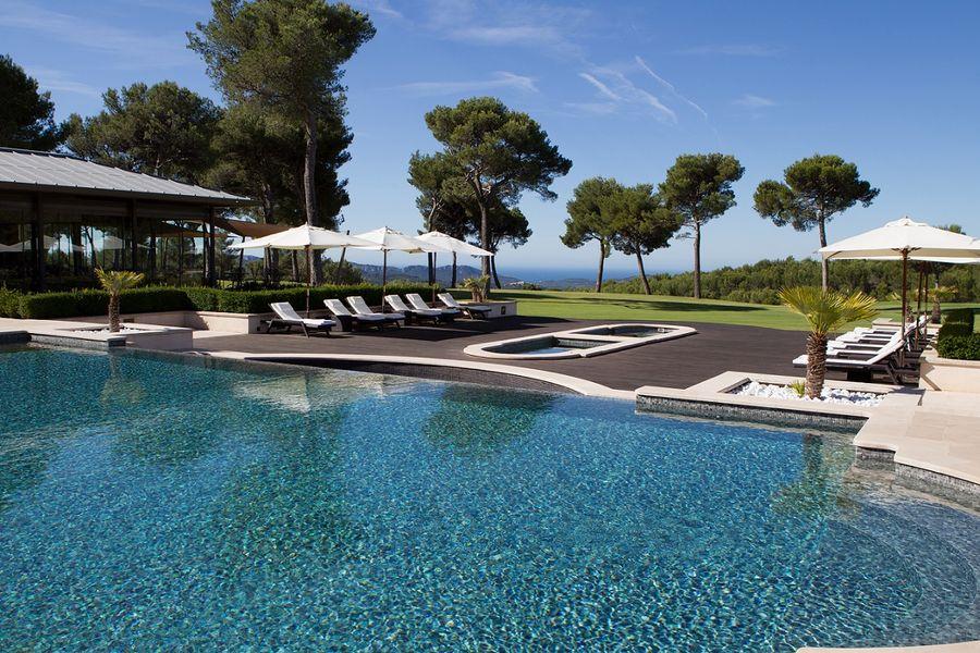 hotel-spa-du-castellet-piscine-exterieure