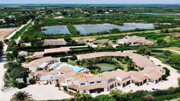 la-tramontane-hotel-de-charme-aux-saintes-maries-de-la-mer-drone