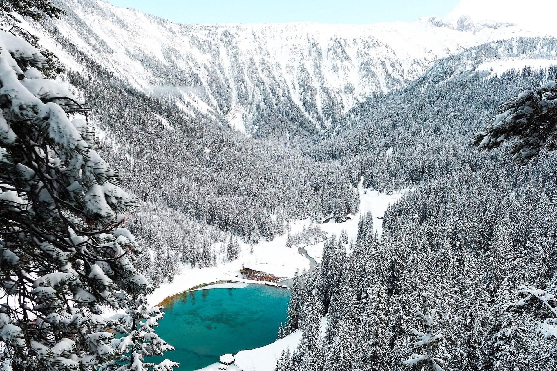 le-1550-iconic-house-courchevel-cheminee-neige-lac-seminaires-de-caractere