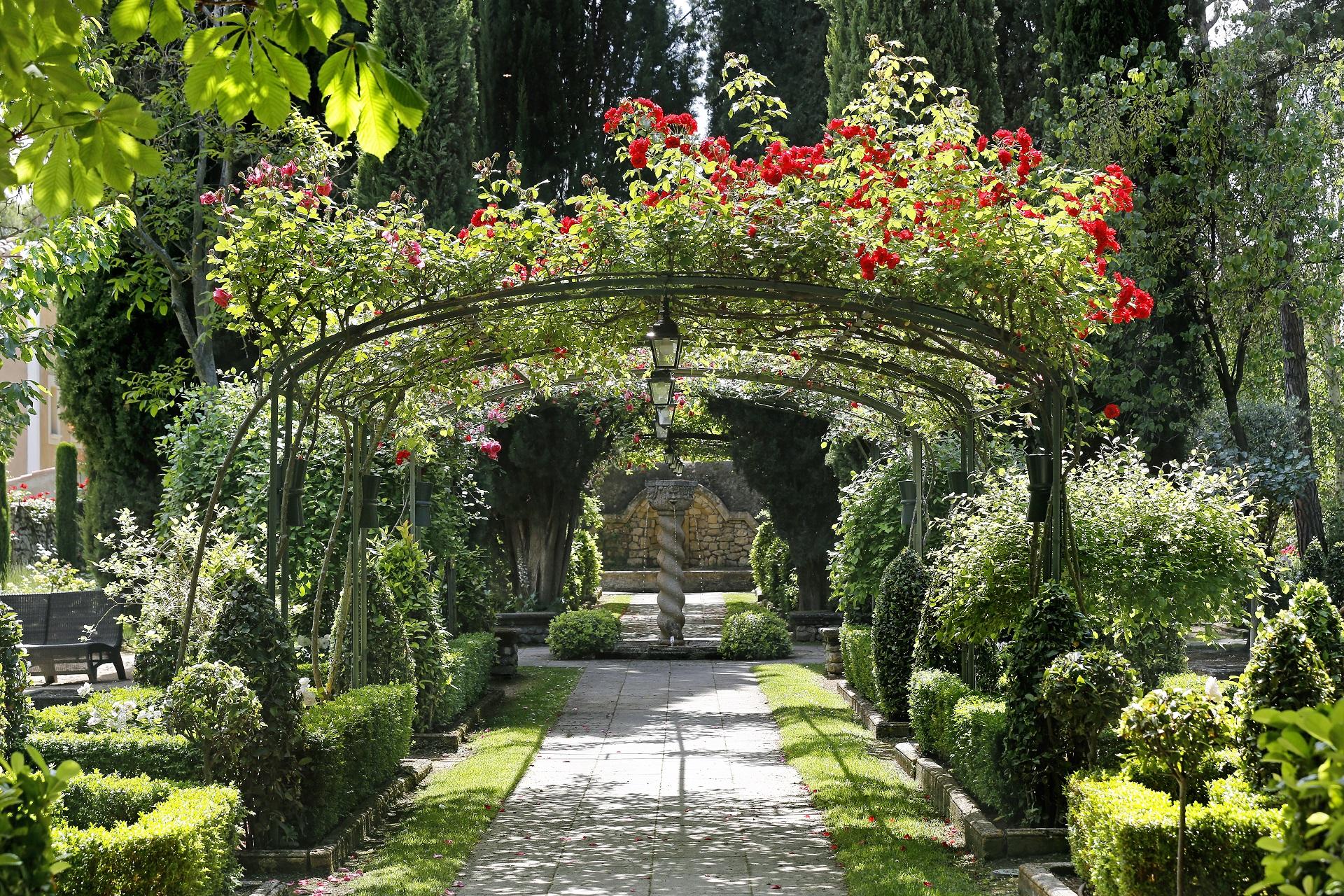 le-pigonnet-aix-en-provence-sainte-victoire-tonnelles-roses-seminaires-de-caractere