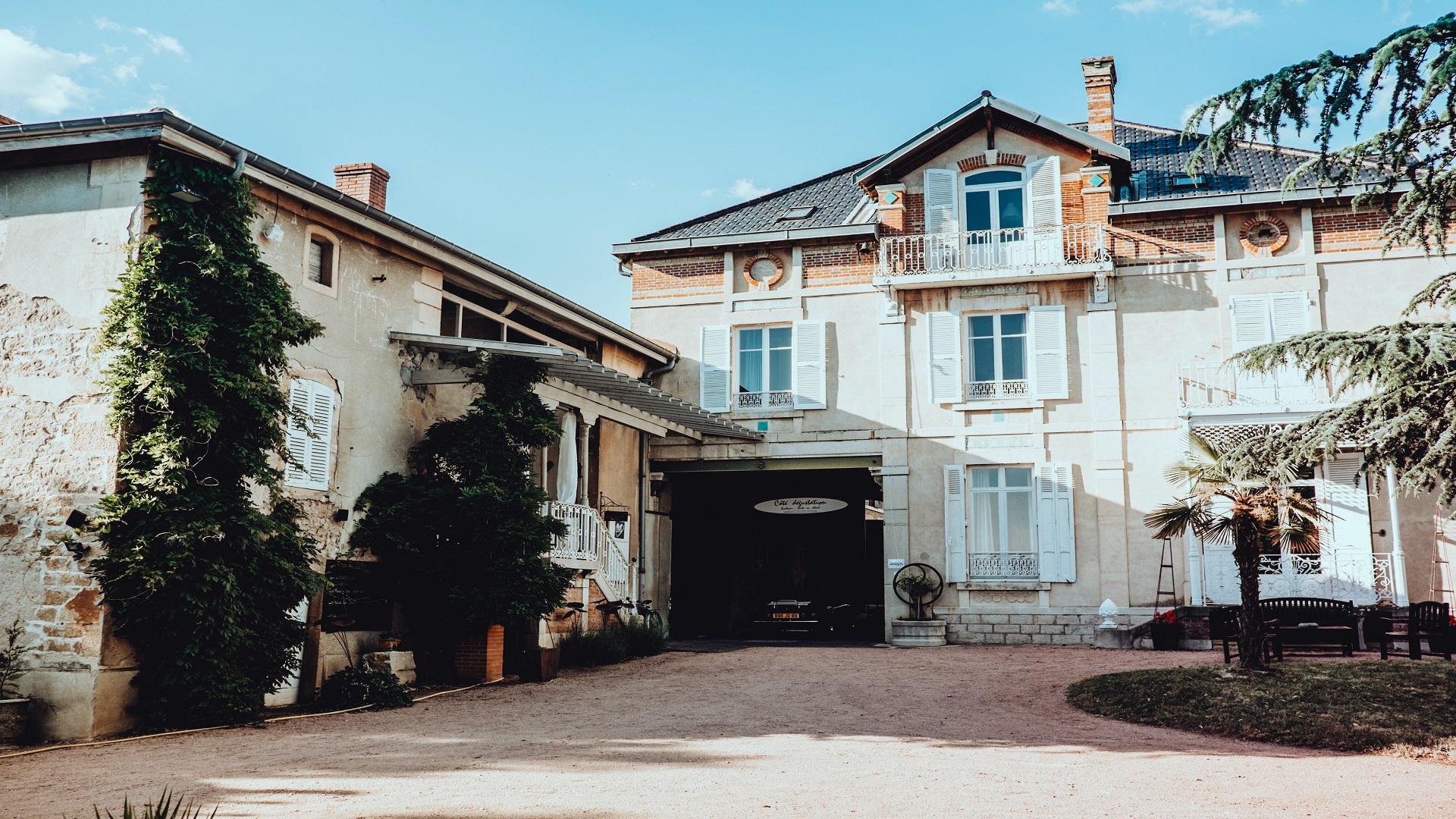 les-maisons-du-bonheur-fleurie-beaujolais-macon-lyon-cour