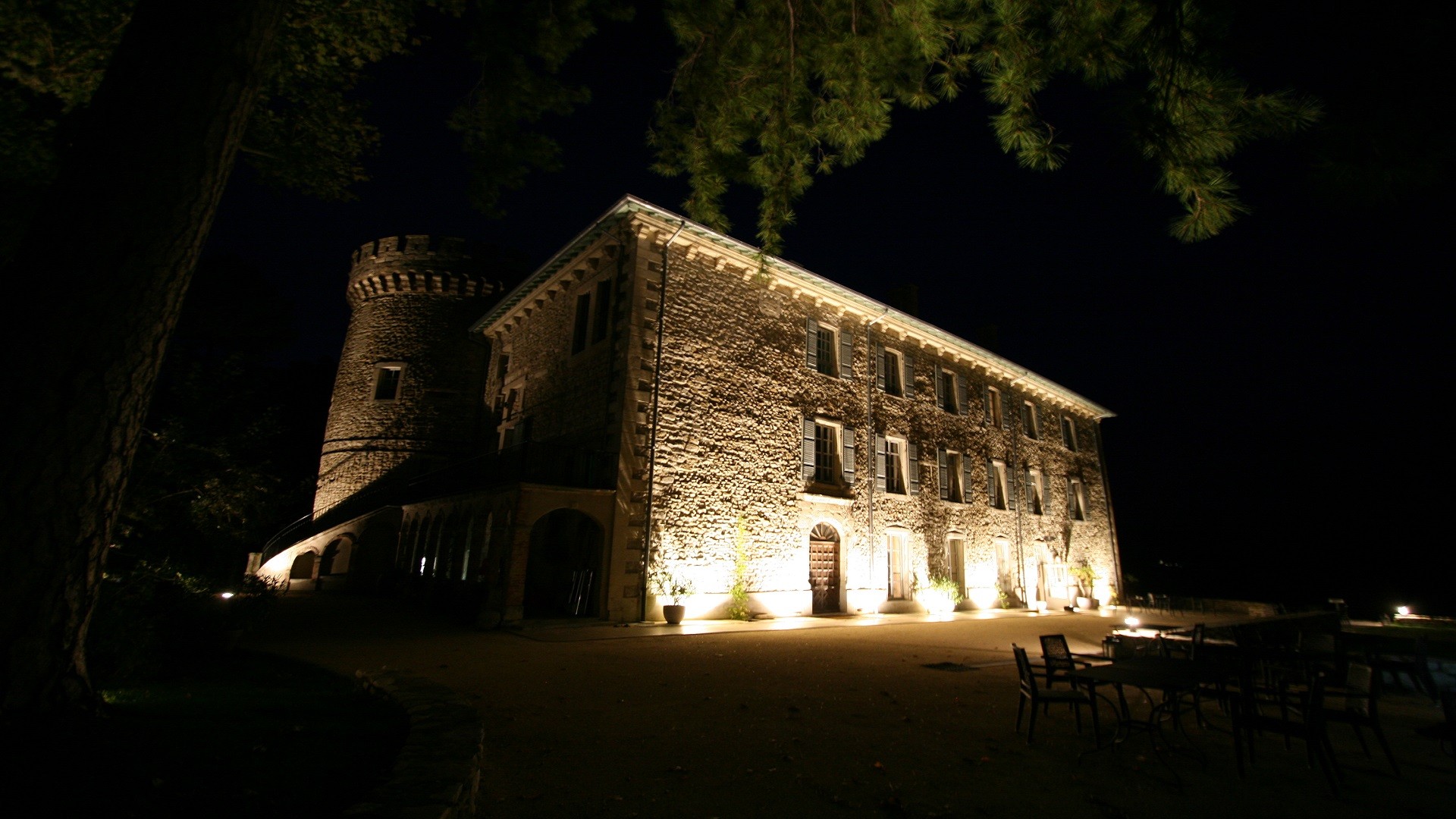 chateau-les-oliviers-de-salettes-drome-seminaires-de-caractere-nuit