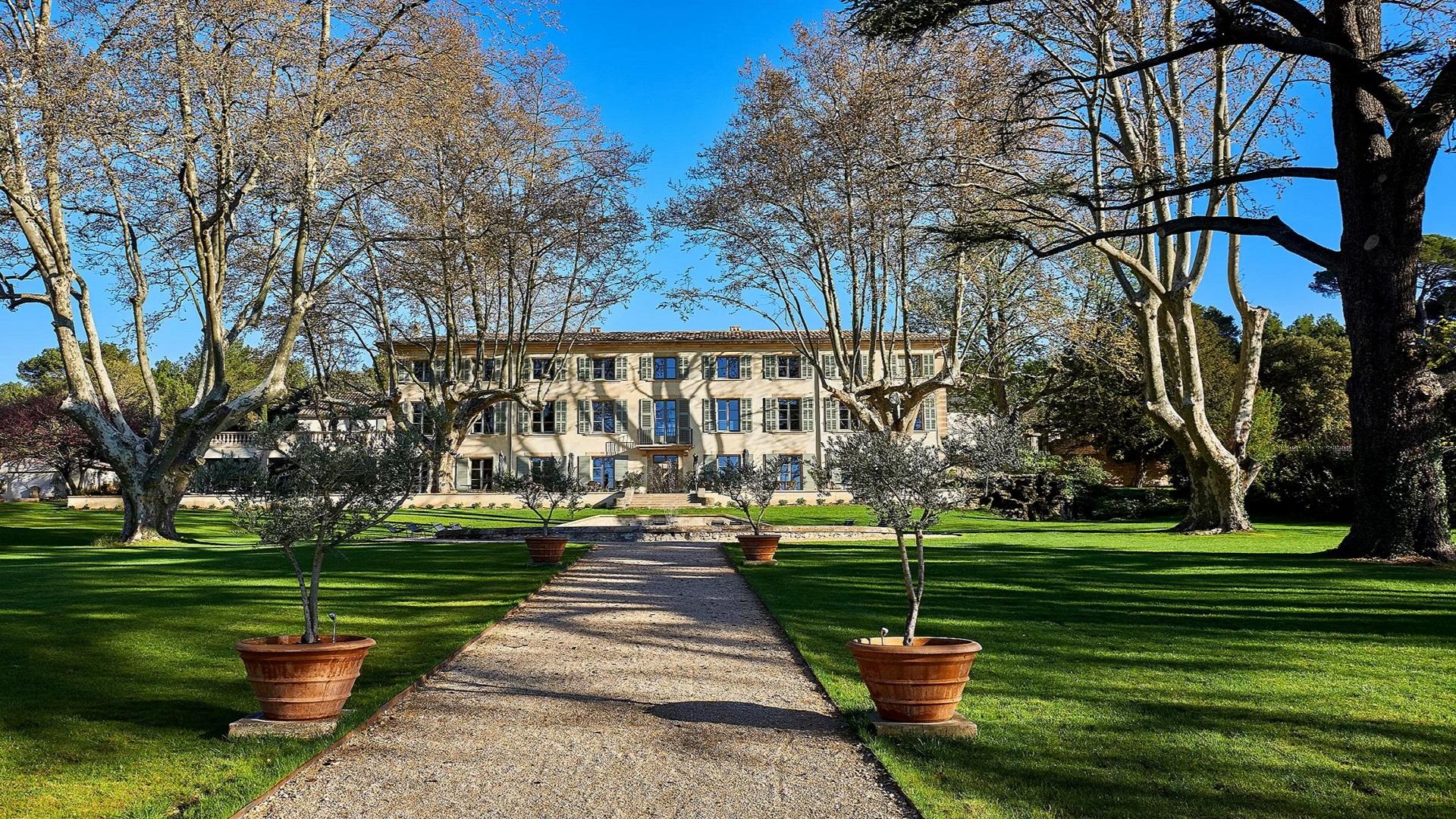 domaine-de-fontenille-luberon-provence-facade-seminaires-de-caractere